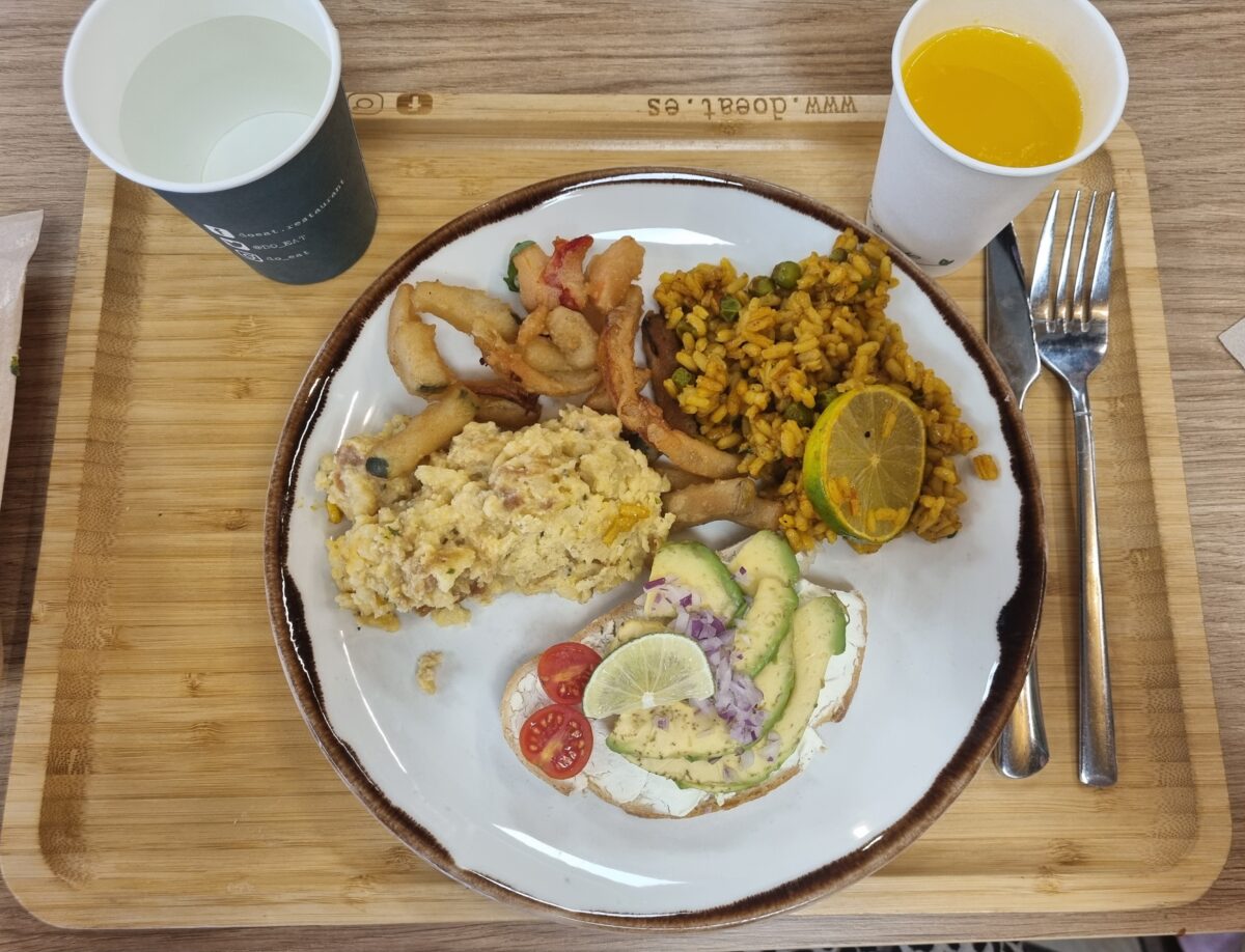 Das Essen in der Kantine. Avocado-Brot, Paella, frittiertes Gemüse. 